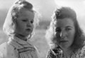 Barbara Frischmuth mit ihrer Mutter, Altaussee (um 1944)